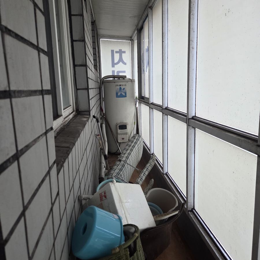 북구 발코니 온수기·설비 철거 전 - 대경철거 시공사례